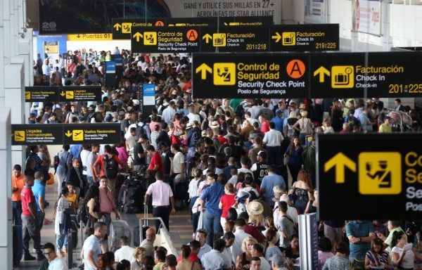 Falla del sistema eléctrico en la terminal aérea ocasionó la desesperación de miles de personas.