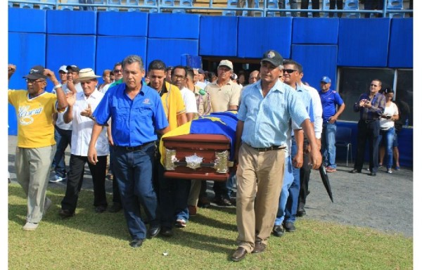 El féretro recorrió el estadio Rico Cedeño de Chitré, donde lo recordarán con mucho cariño.