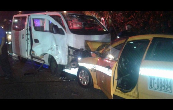 La colisión entre el taxi y el busito pirata dejó un reguero de combustible en la carretera.