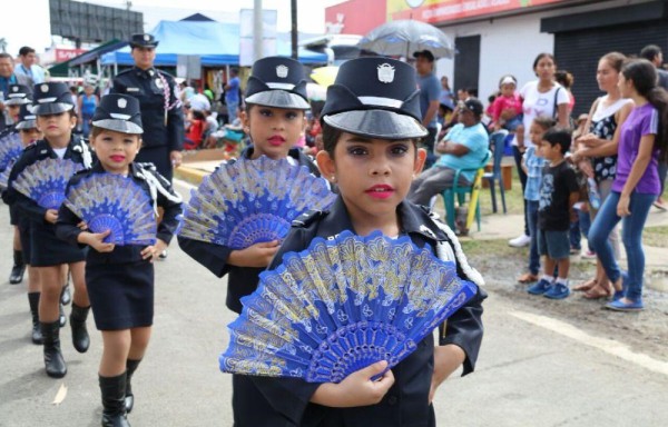 ¡Orgullo de Veraguas desfila con el pabellón!