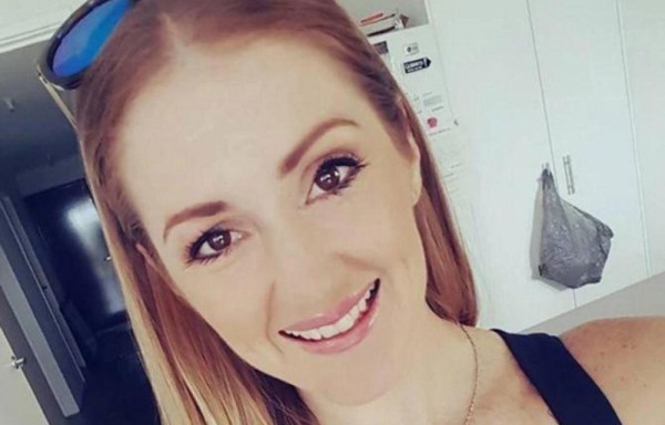 Tiburón la arrastra al agua con cocodrilos