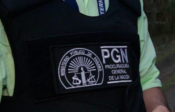 El empresario no puede salir del país.