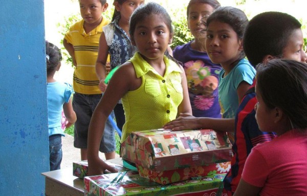 Una niña muestra su felicidad tras recibir su obsequio el Día de Reyes.