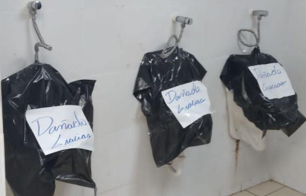 Los baños están dañados.