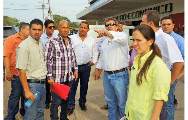 Ministro se reunió con moradores de Las Lomas.