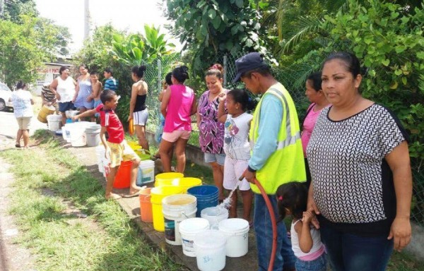 Recolectan agua en cubos