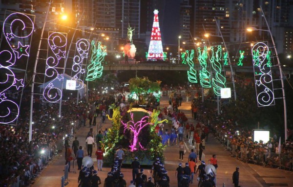 La decoración y alumbrado navideño también fueron la sensación de la ruta del desfile.