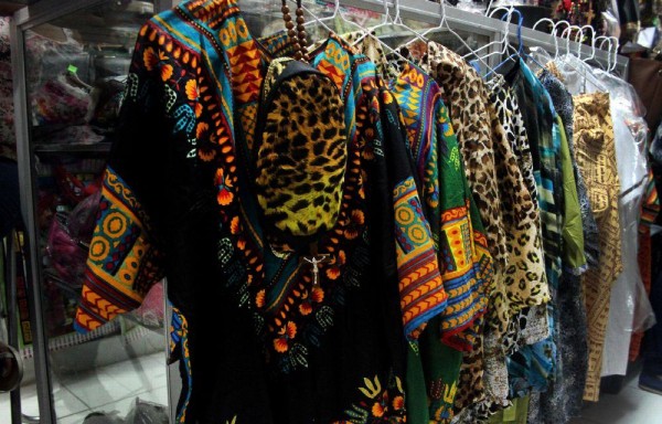 Blusas son compradas por las maestras.
