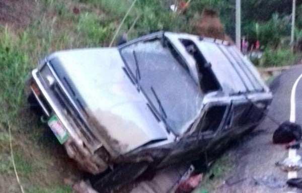 Testigos dicen que el auto se salió de la vía y dio vueltas.