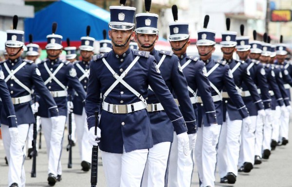 Impecables uniformes y presentaciones en las calles de Colón