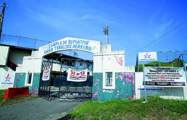 Los afectados denuncian la falta de mantenimiento por las autoridades deportivas desde que mantienen las instalaciones.