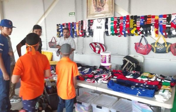 Todos querían su recuerdo en el ‘Flaco Bala'.