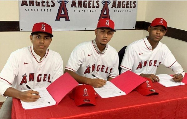 Panameños cumplen sus sueños al firmar para jugar béisbol profesional