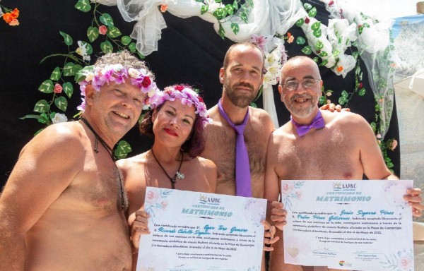 Ocho parejas se dan el ‘¡Sí, quiero!' en una boda nudista