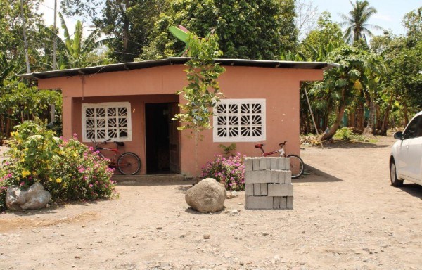 Keny jugaba a las cartas con la niña Lina y hasta le regalaba dinero