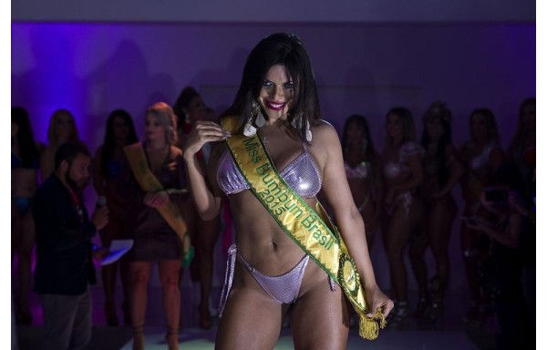 La ganadora del concurso de belleza Miss Bumbum Suzy Cortez del Distrito Federal posa, luego de ser elegida como la mejor cola femenina, en Sao Paulo (Brasil).