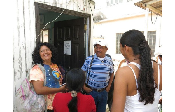 Berta Cáceres (i) fue asesinada de dos disparos en su propia casa