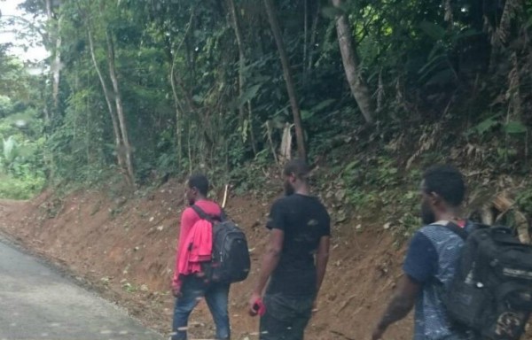 Un grupo de africanos caminando en dirección a la ciudad capital.