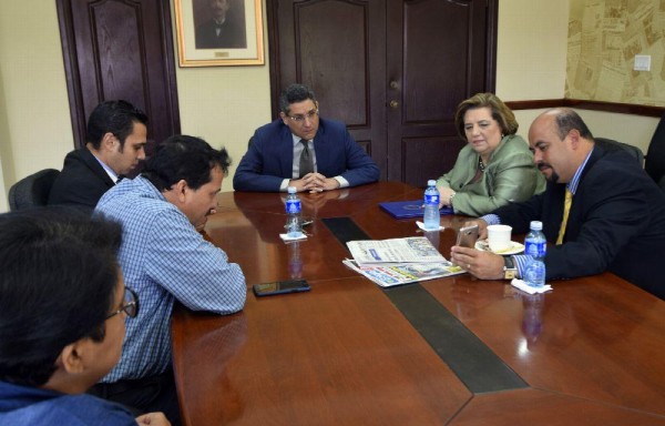 Ayer, la presidenta del Parlacen, Priscilla de Miró entregó la resolución a Eduardo Quirós, presidente de GESE.