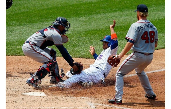 Bethancourt pone ‘out' en el plato a Juan Lagares.