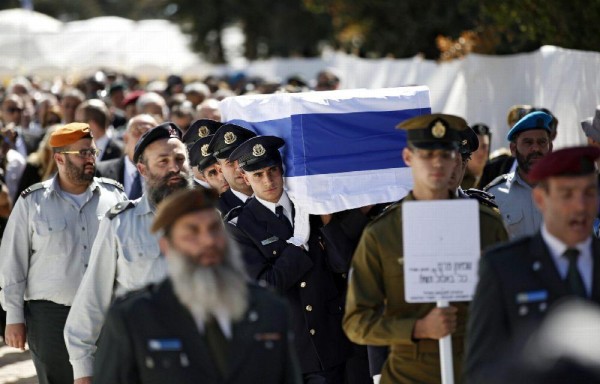 Miembros de la Guardia de Honor del Knesset portan el féretro del expresidente israelí.