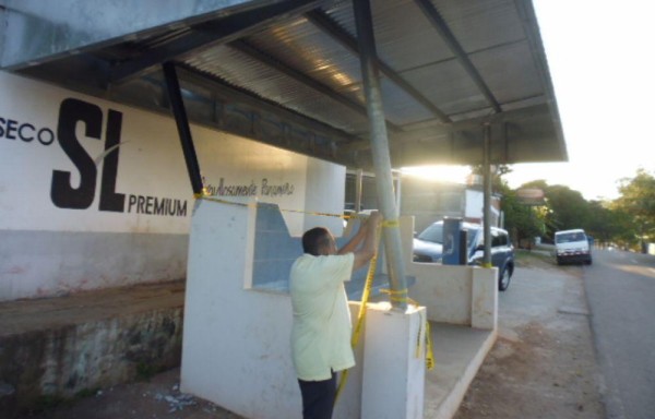 CASETA ESTÁ A PUNTO DE DESPLOMARSE | La parada de bus ubicada a un costado del estadio de fútbol de Los Milagros en Chitré, provincia de Herrera, se ha convertido en una trampa de muerte para los usuarios del transporte colectivo. Su estructura está a punto de colapsar con cualquier brisa de verano. El temor es tal que la gente ha optado por esperar la chiva afuera de la caseta, a pesar del sol y la lluvia, para evitar cualquier desgracia.