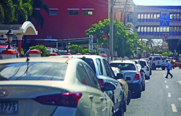 Más de 3 mil 717 multas por vehículos mal estacionados