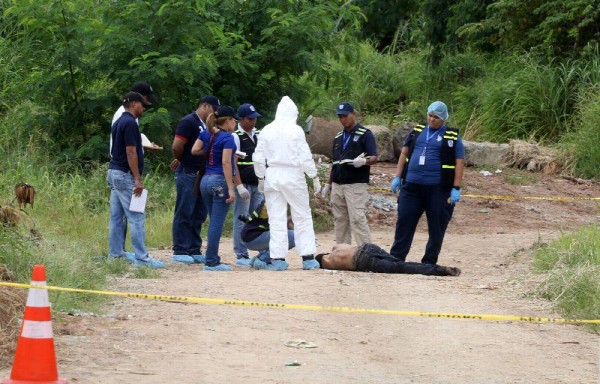 Los residentes del área encontraron el cuerpo e hicieron el llamado a las autoridades.