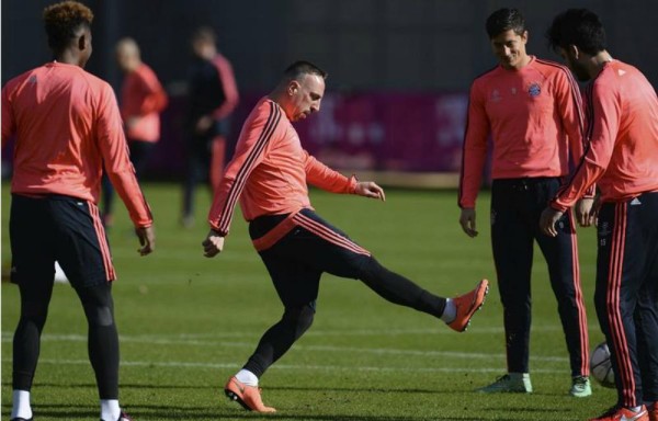 Los jugadores del Bayern de Munich (de izda a dcha) David Alaba, Franck Ribery, Robert Lewandowski, y Serdar Tasci asisten al entrenamiento del equipo en Múnich (Alemania) hoy, 22 de febrero de 2016. .