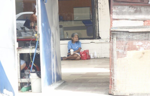 Se ha vuelto una situación común ver a adultos mayores pidiendo dinero en las calles de la ciudad