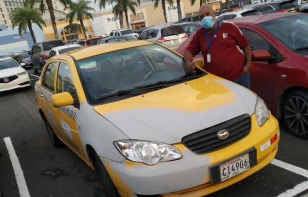 Perdió su empleo en el Gobierno y desde entonces se gana la vida manejando taxi.