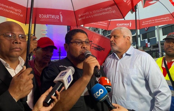 Saúl Méndez junto a abogados del Suntracs a la salida de la Procuraduría General de la Nación.