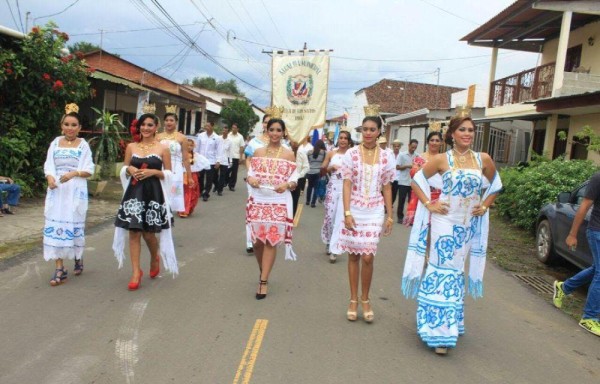 Las reinas de fundación de los 15 corregimientos del distrito de Los Santos también desfilaron.