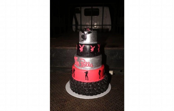 El pastel de chocolate, y de varios pisos.