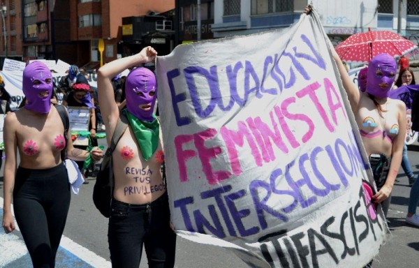 Un grupo de mujeres marcha contra la violencia machista en Bogotá.