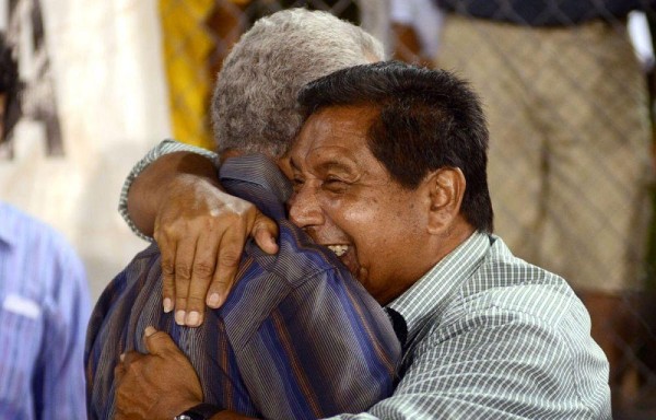 Muñoz recibe abrazo de Rubén Cárdenas.