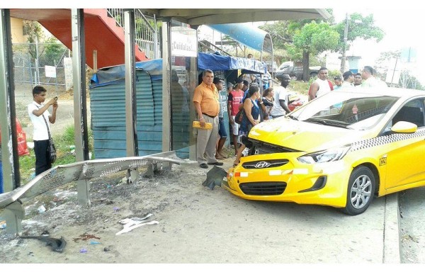 Taxista pirata quedó zampado en una parada