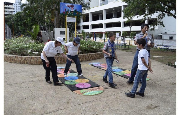 Reciben orientación de cómo jugar la rayuela