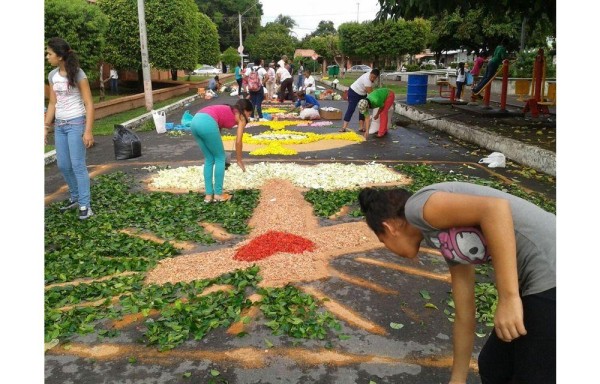 Cada grupo parroquial realizó su alfombra.