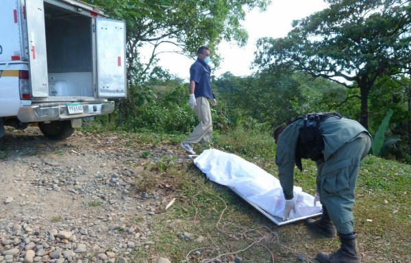 Caída de agua tiene 20m de altura. Familiares las dejaron solas.