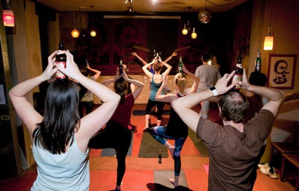 Llegó el ‘beeryoga', pinta y deporte juntos