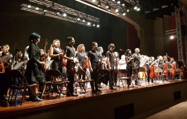 Jóvenes ensayando sus música para el inicio del festival