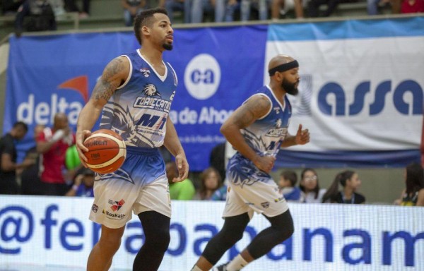 El jugador Trevor Gaskins (izq.) es pilar de los Correcaminos de Colón.