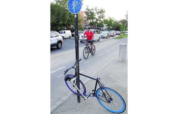 Esas bicicletas incluyen a las estadounidenses Seatylock, que utiliza el sillónn como un cerrojo, y la Denny, que se bloquea con sus manillares desmontables.