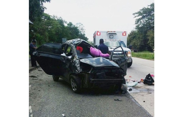 En el carro viajaban seis personas, entre ellos menores de 6 y 2 años. Todos heridos.