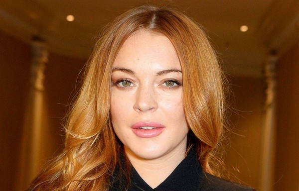 La actriz Lindsay Lohan pierde parte del dedo anular