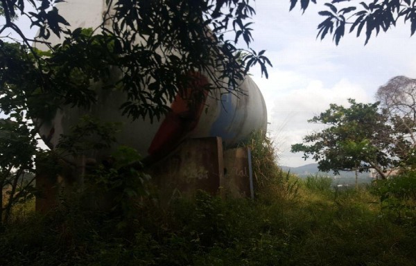 El tanque de reserva que dejó de sumistrarles agua potable, intimida a los residentes porque podría caerse.