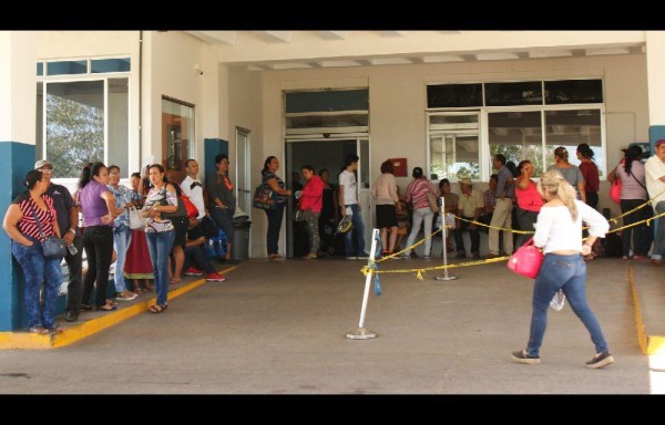 El cuarto de urgencias siempre está saturado de pacientes.