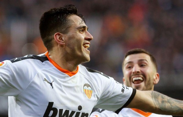 Maxi Gómez (i), del Valencia, celebra junto a José Luis Gayá sus goles.