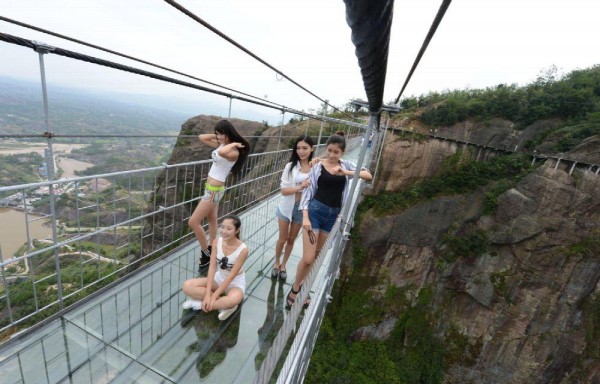 China tiene el puente de cristal más largo del mundo